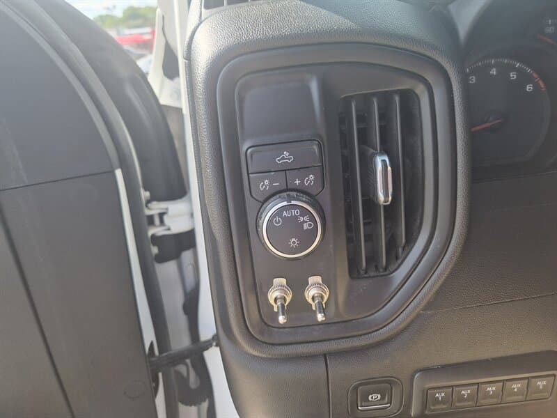 Chevrolet Silverado 3500 WT Dually 9' Flatbed Gooseneck, gallery photo 17